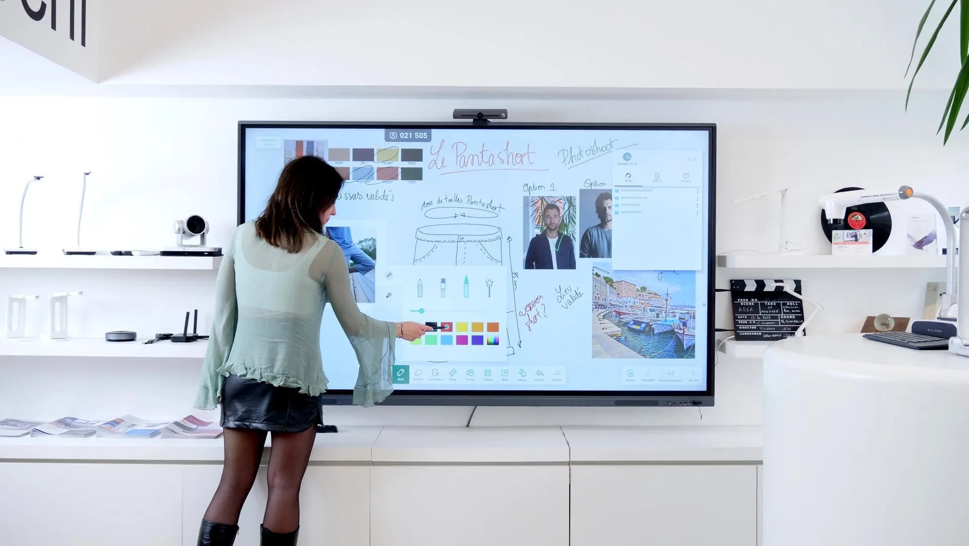 Interactive Display چیست؟ راهنمای کامل نمایشگر اینتراکتیو و مانیتور لمسی